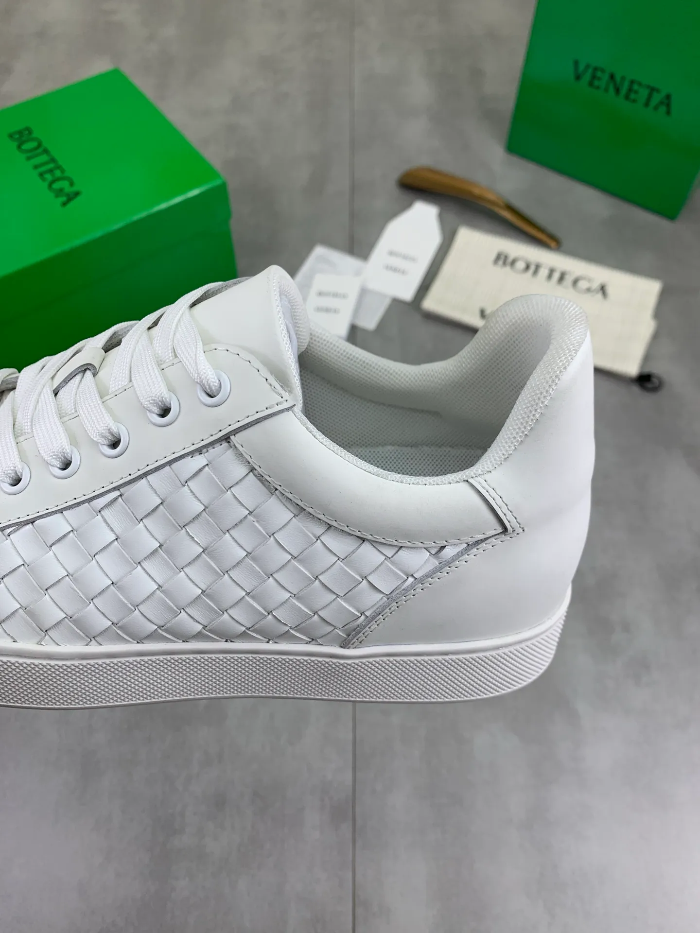 Factory price P720 💰Top quality💎💎💎 BOTTEGA VENETA official website synchronous couple👫The latest top version of the highest version of BV high-top casual shoes in the market, accept material comparison, shoe type comparison, process comparison, practical and textured, versatile, suitable for any occasion, the more you look at it, the more flavorful it becomes. Pure hand-woven craftsmanship - upper material, imported original woven calfskin - high-quality water-dyed cowhide inside - original private model customized outsole -Size: male 39-44 (customized 38 45 46) female 35-39 (customized 34 40 41) Comes with original BV green box, complete packaging.